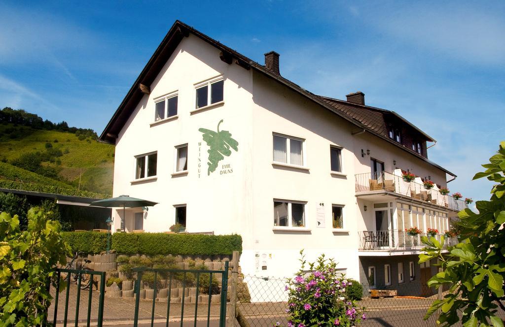 Weingut-Brennerei-Gaestehaus Emil Dauns Reil Exterior photo